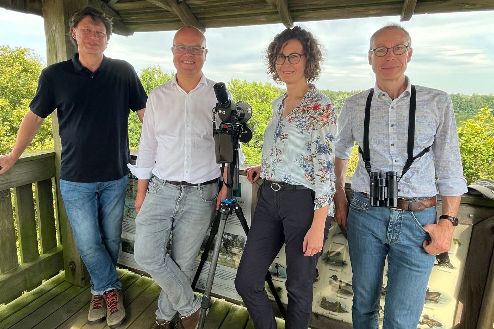 Umweltminister des Landes Schleswig-Holstein Tobias Goldschmidt auf Sommertour. Das Bild zeigt eine Personen auf dem Aussichtsturm am Mechower See von links nach rechts: Jürgen Jeske (ZSL), Umweltminister Schleswig-Holstein Tobias Goldschmidt, Maria Boness, Manfred Bohlen (MEKUN)