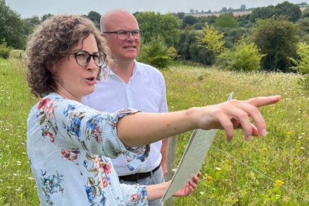 Maria Boness, Geschäftsstellenleiterin des Zweckverbandes Schaalsee-Lanschaft, zeigt Umweltminister Tobias Goldschmidt den Biotopverbund in den Kieckbuschwiesen bei Mechow